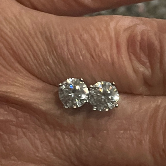 Brand new Moissanite 2.0 carat .925 Studs - Picture 2 of 9